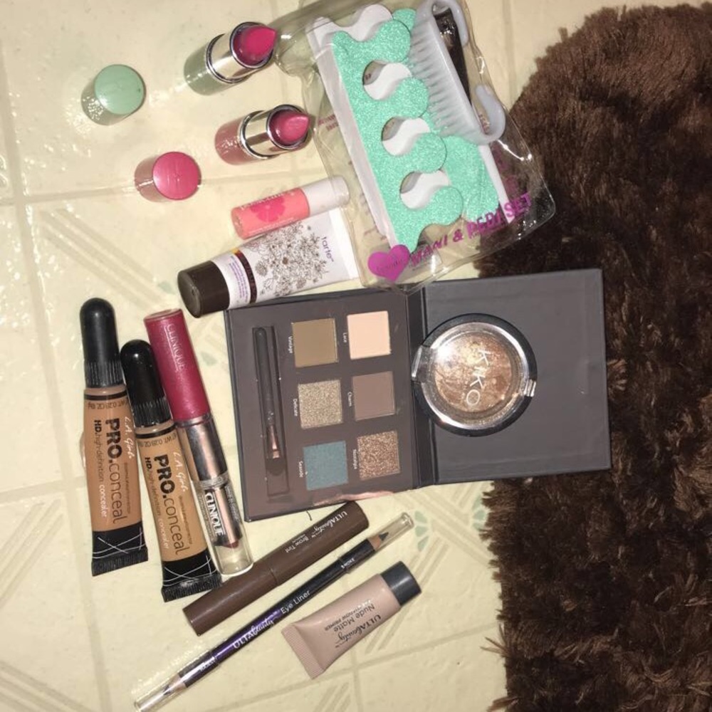 Assorted bundle of new make up