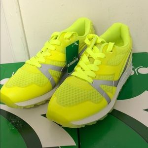 MM bright shoes. Ships in box.