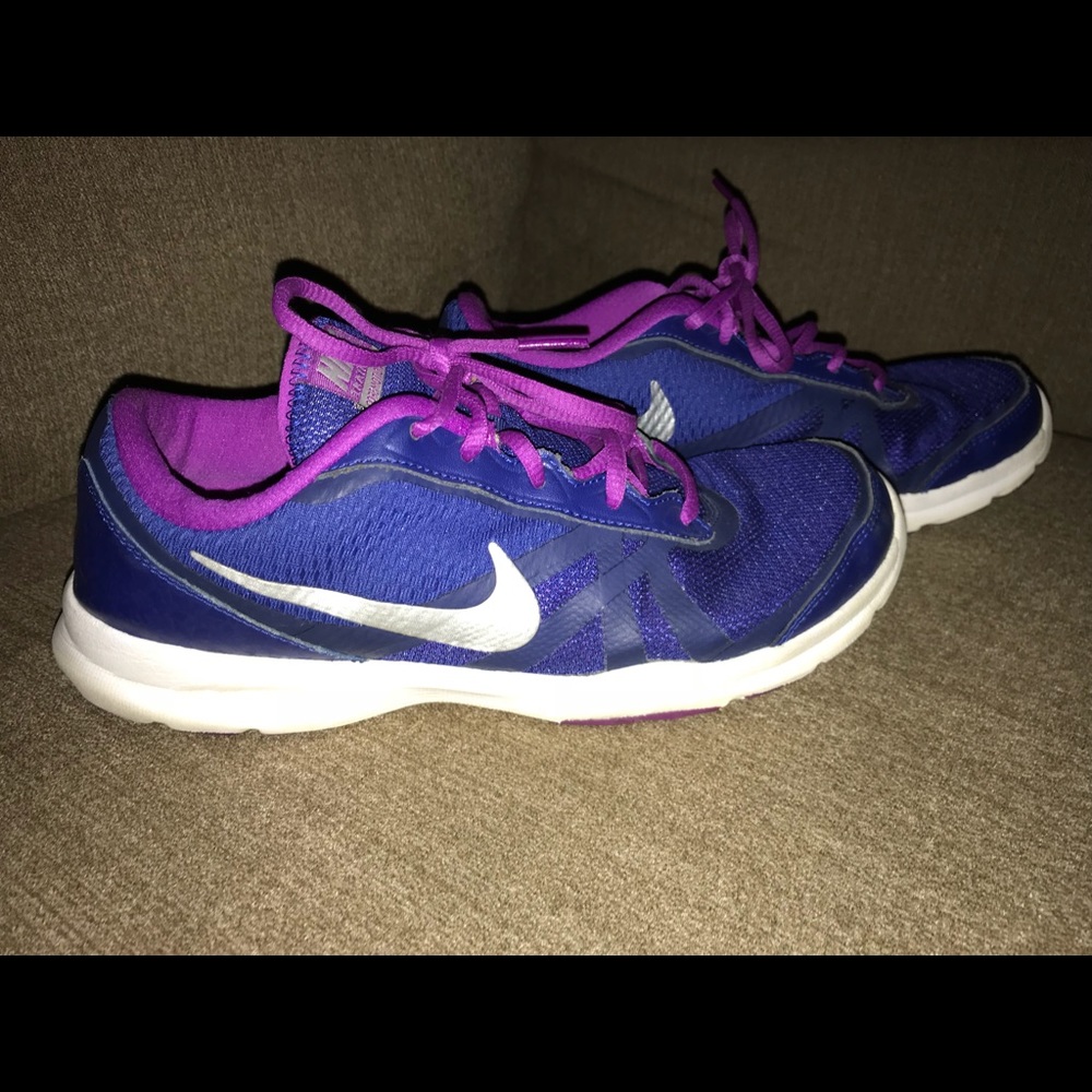 Women’s Nike training sneakers core motion tr2