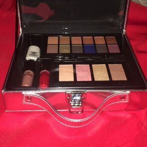 BEAUTIQUE Holiday Makeup Kit (NEW)