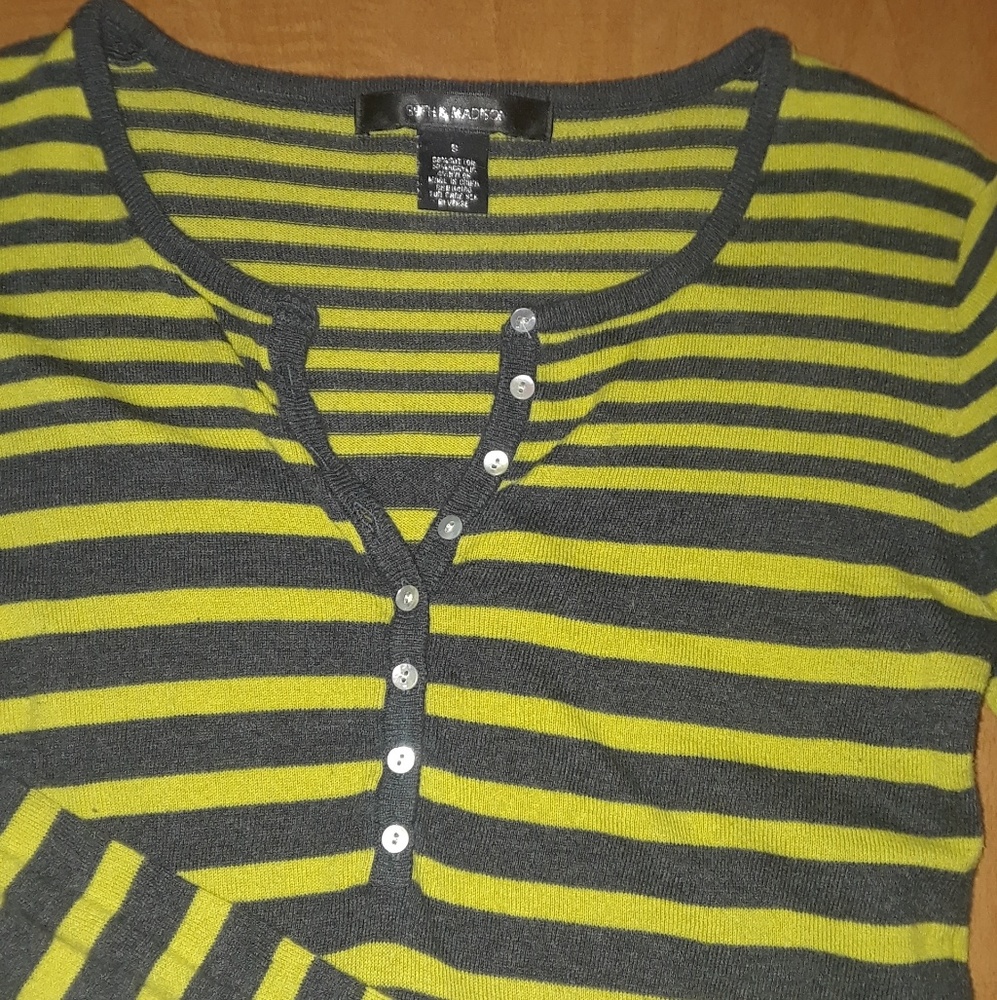 🐛CUTE SWEATER🐛 - Picture 2 of 4