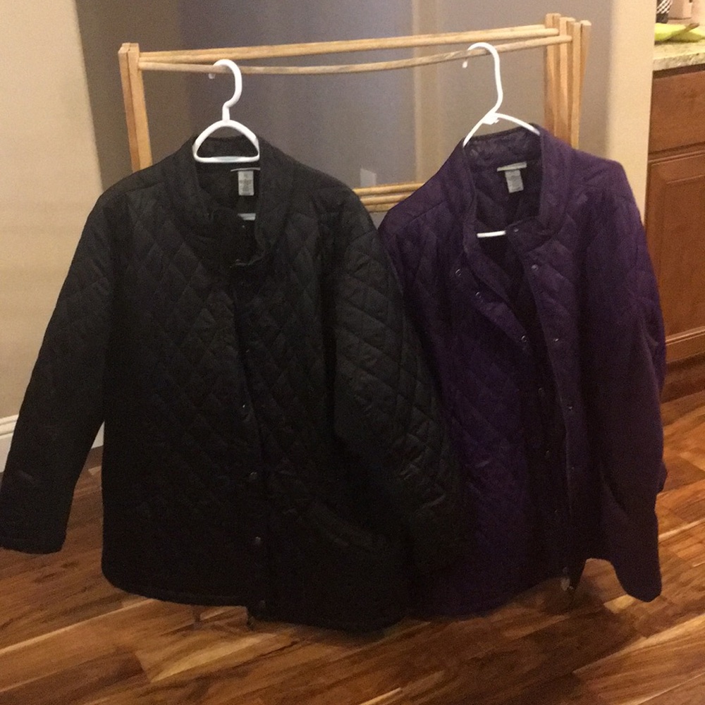 Women’s zippered and snaps jacket.