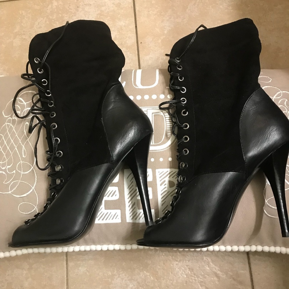 Like new! GUESS boots 8.5