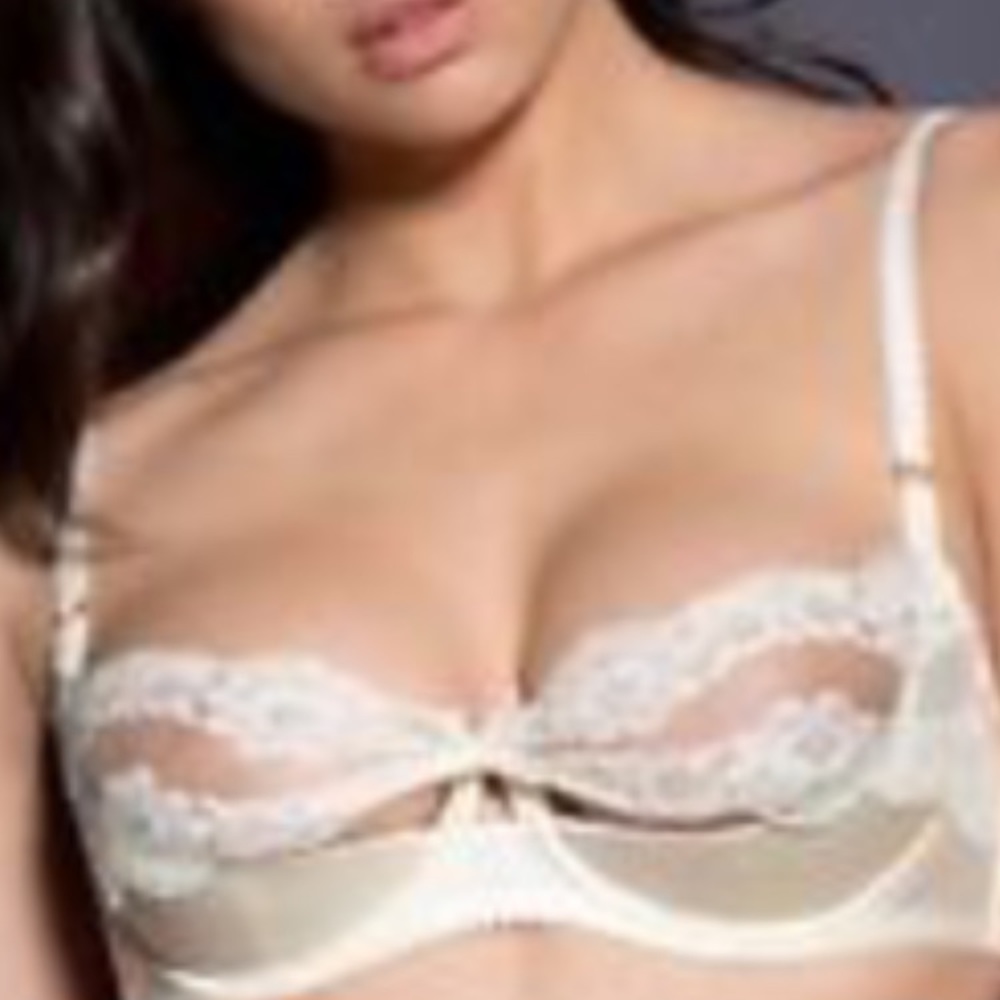 New beautiful ivory Lacy 34D