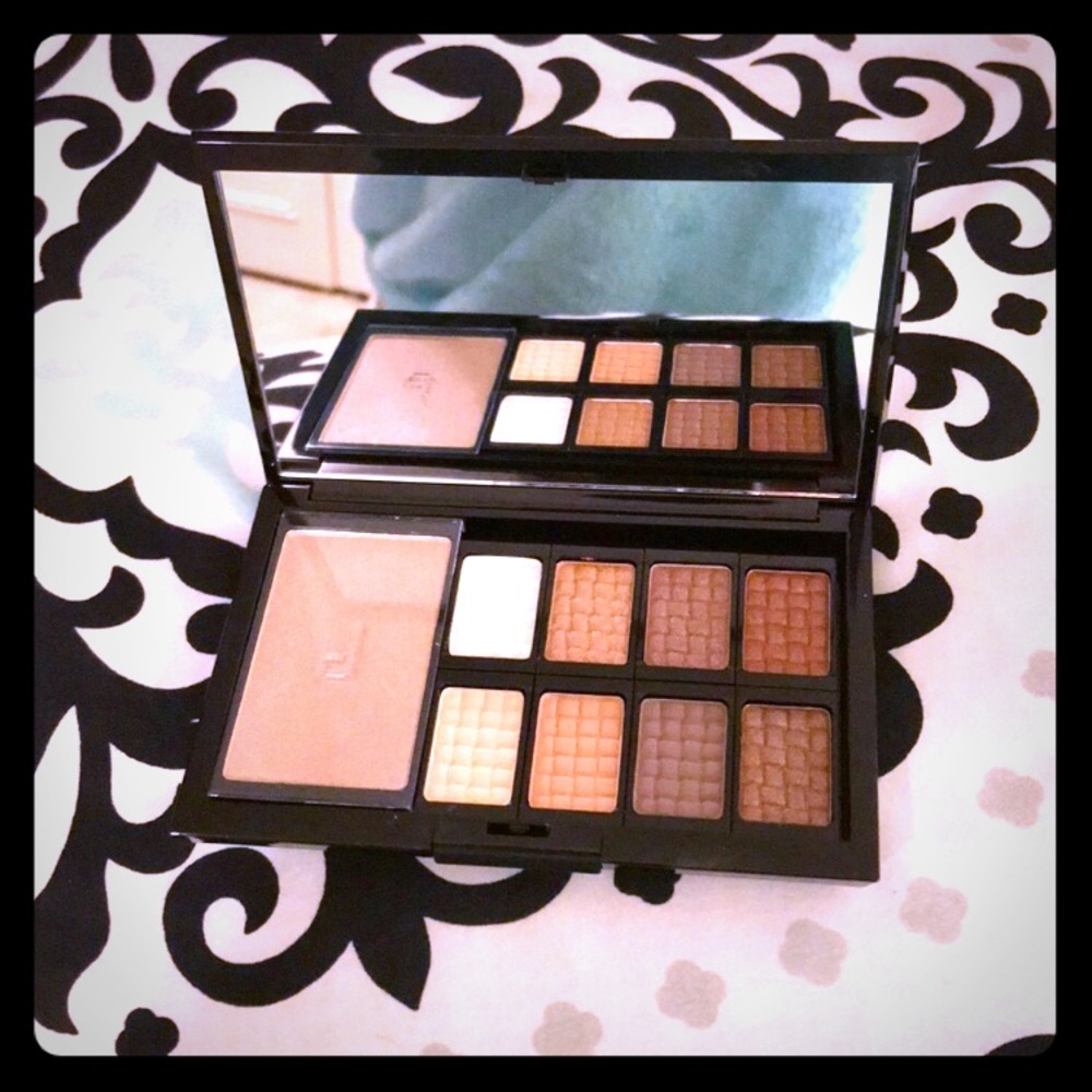 **DOUCCE** Eyeshadow Pro Palette In Nude!!