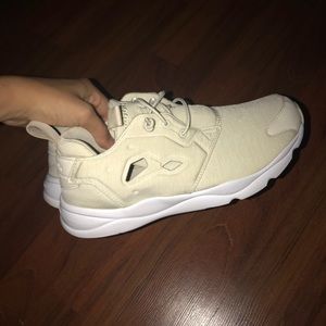REEBOK FURYLITE IN THE COLOR TAN