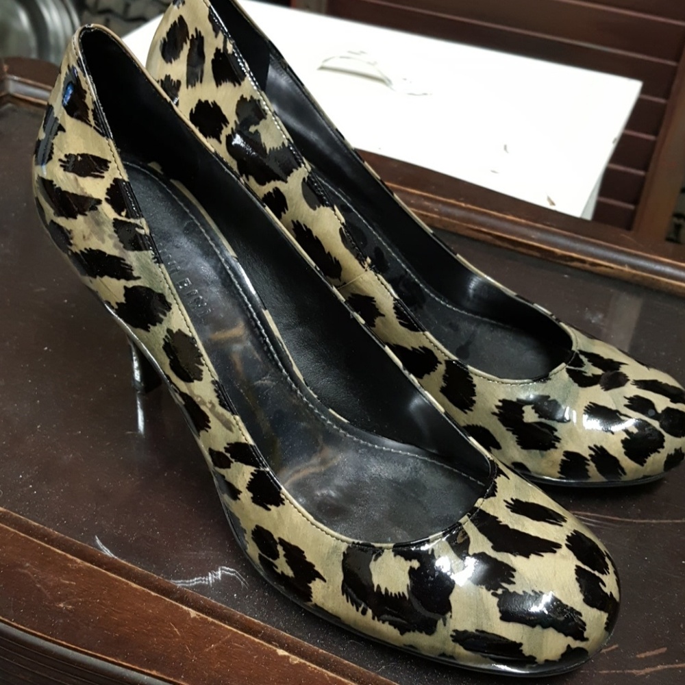 Leopard print patent leather pumps