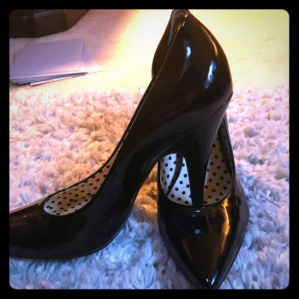 BCBG black pointed heel