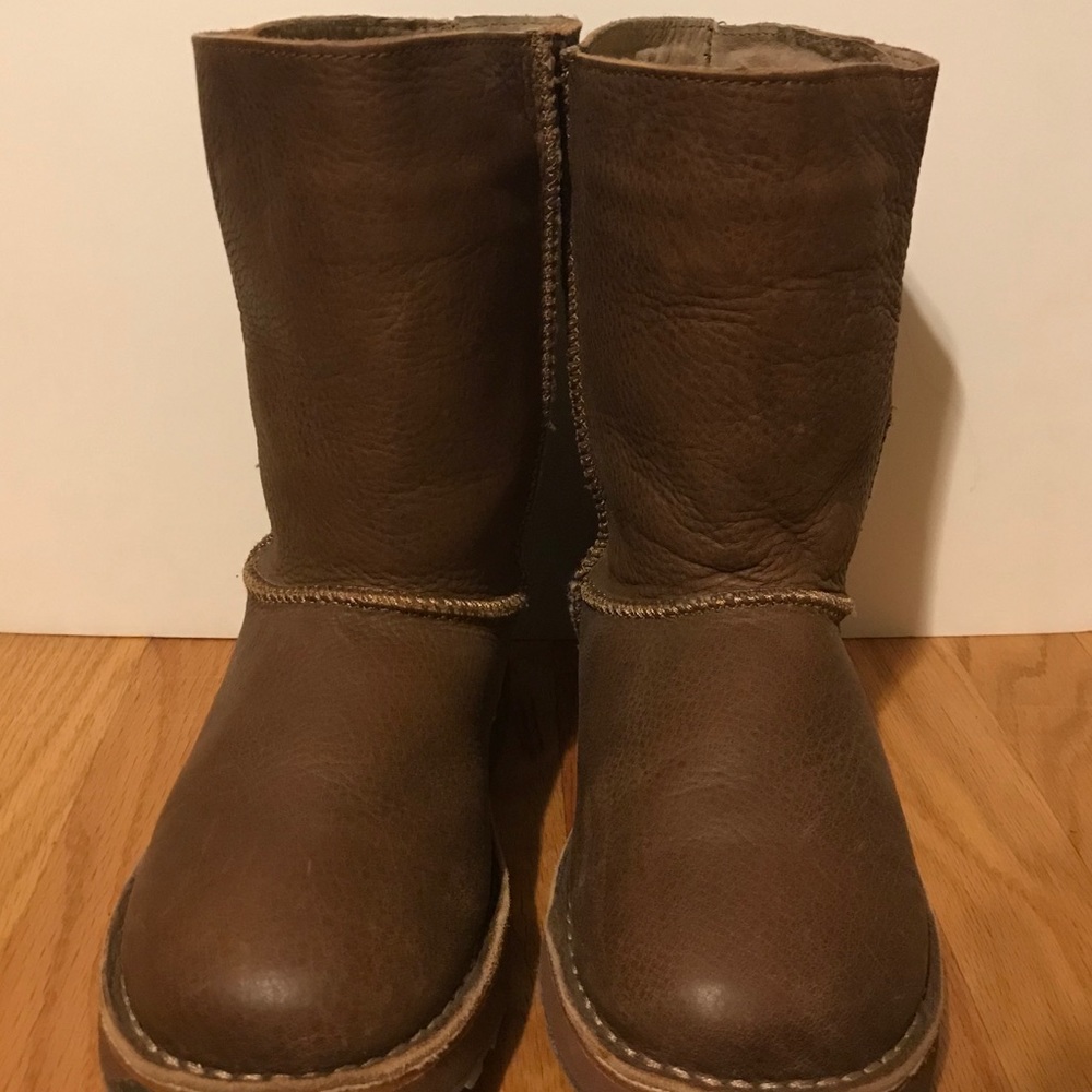 Leather EMU boots