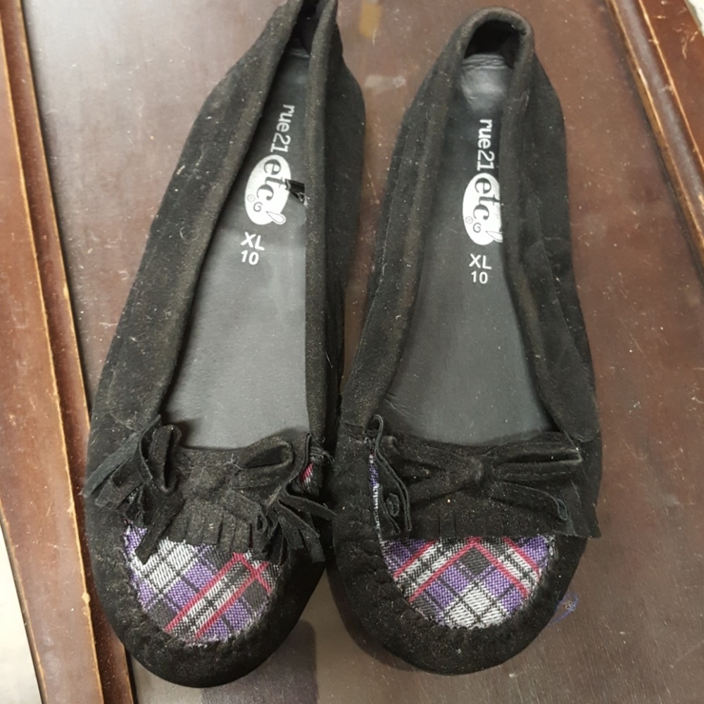Black moccasins with plaid details