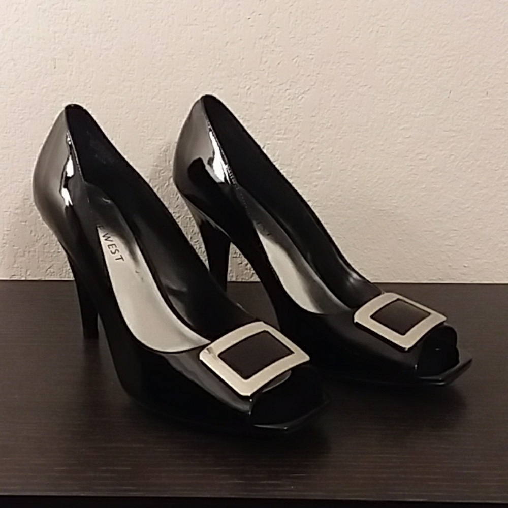 Nine West patent leather buckle heels! Cute!