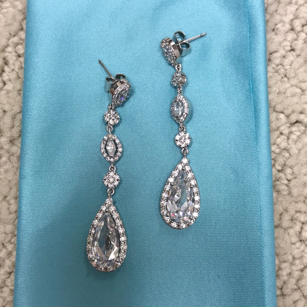 Gorgeous Brand New crystal drop earrings