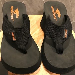 PRE-LOVED ROCKET DOG SANDALS