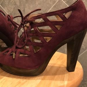 JESSICA SIMPSON PURPLE SUEDE CUT OUT HEEL