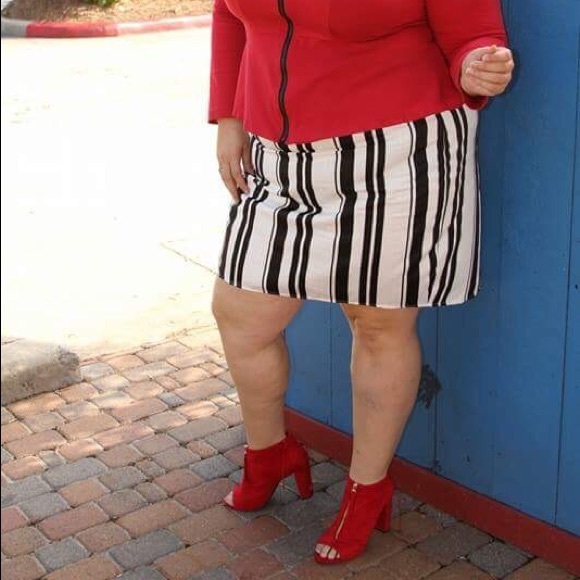 ARTTwear Designer Black and white pencil skirt - Picture 5 of 8