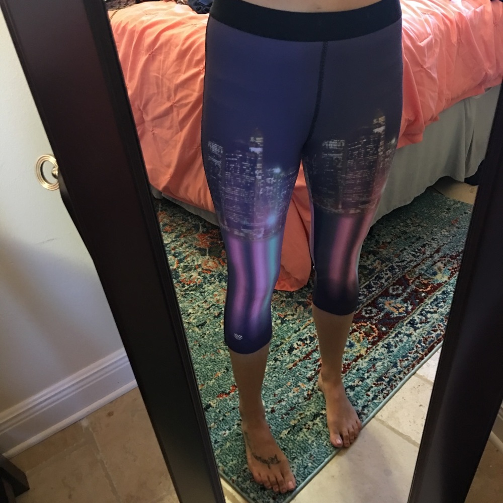 City workout graphic capris. Very stretchy.