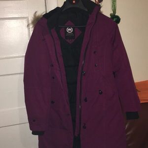 Canadá Goose size large in woman’s. Fuchsia color