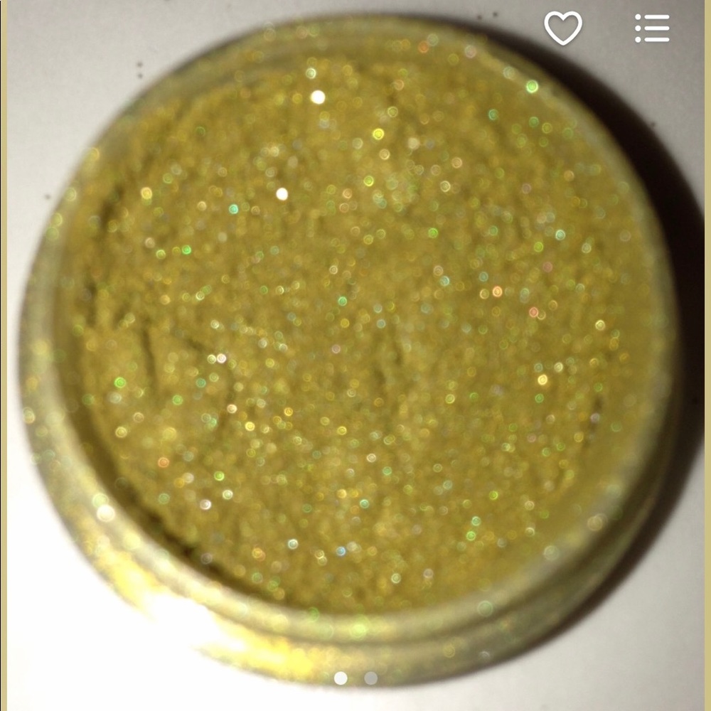 Mineral Eyeshadow in Guess