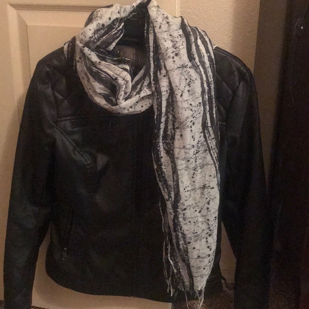 Black and white scarf