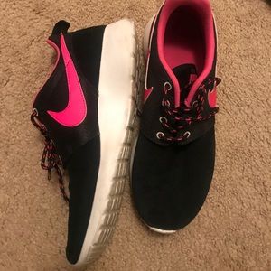 Size 6.5 women’s Nike roshes