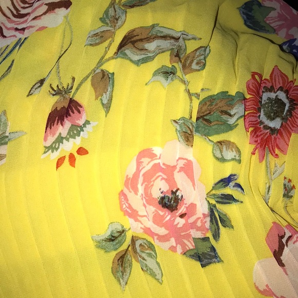 New floral plus size pleated yellow size top - Picture 5 of 6