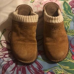 Tan UGG mules/clogs.