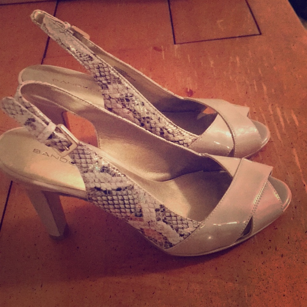Snake skin nude pumps