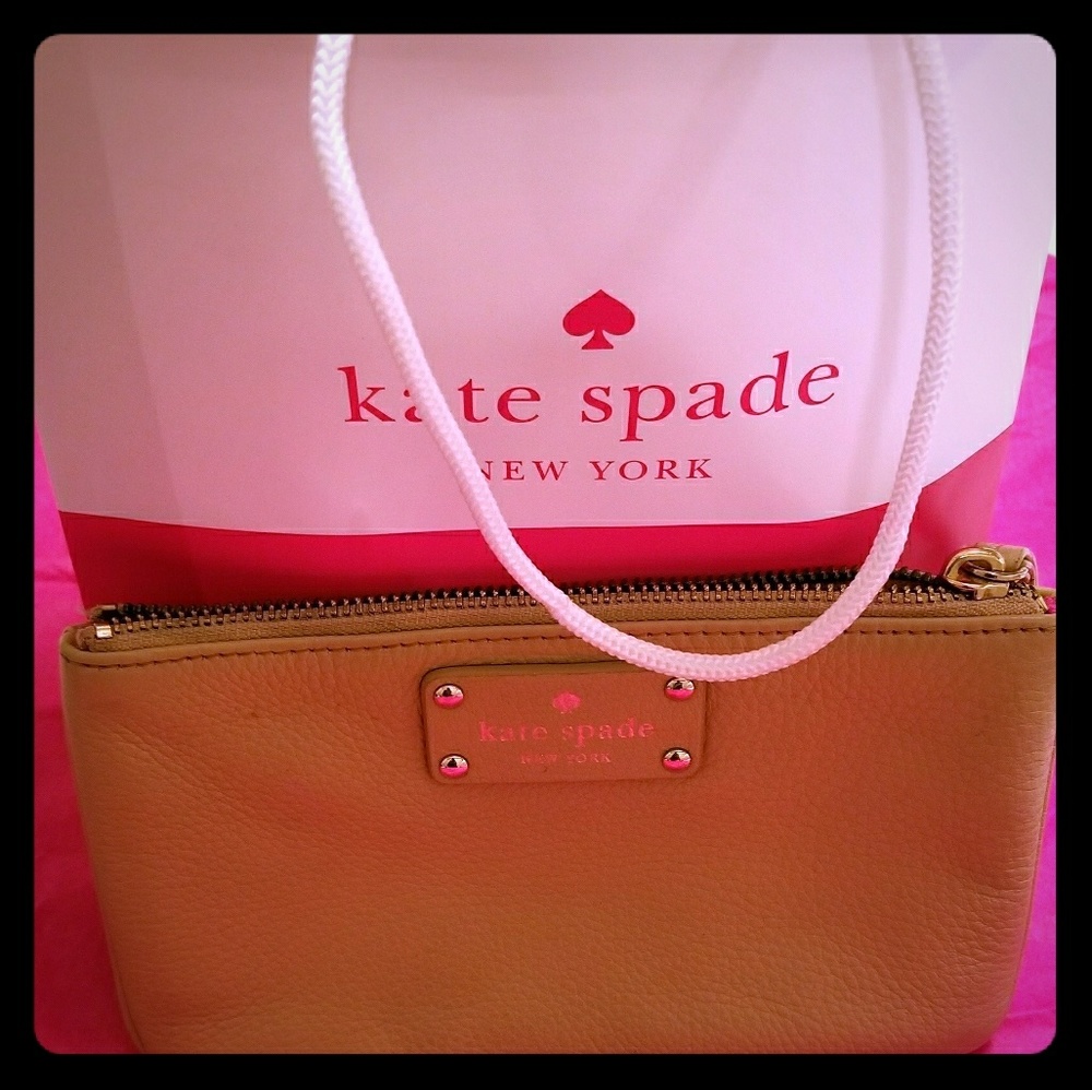Kate spade leather wristlet (authentic)