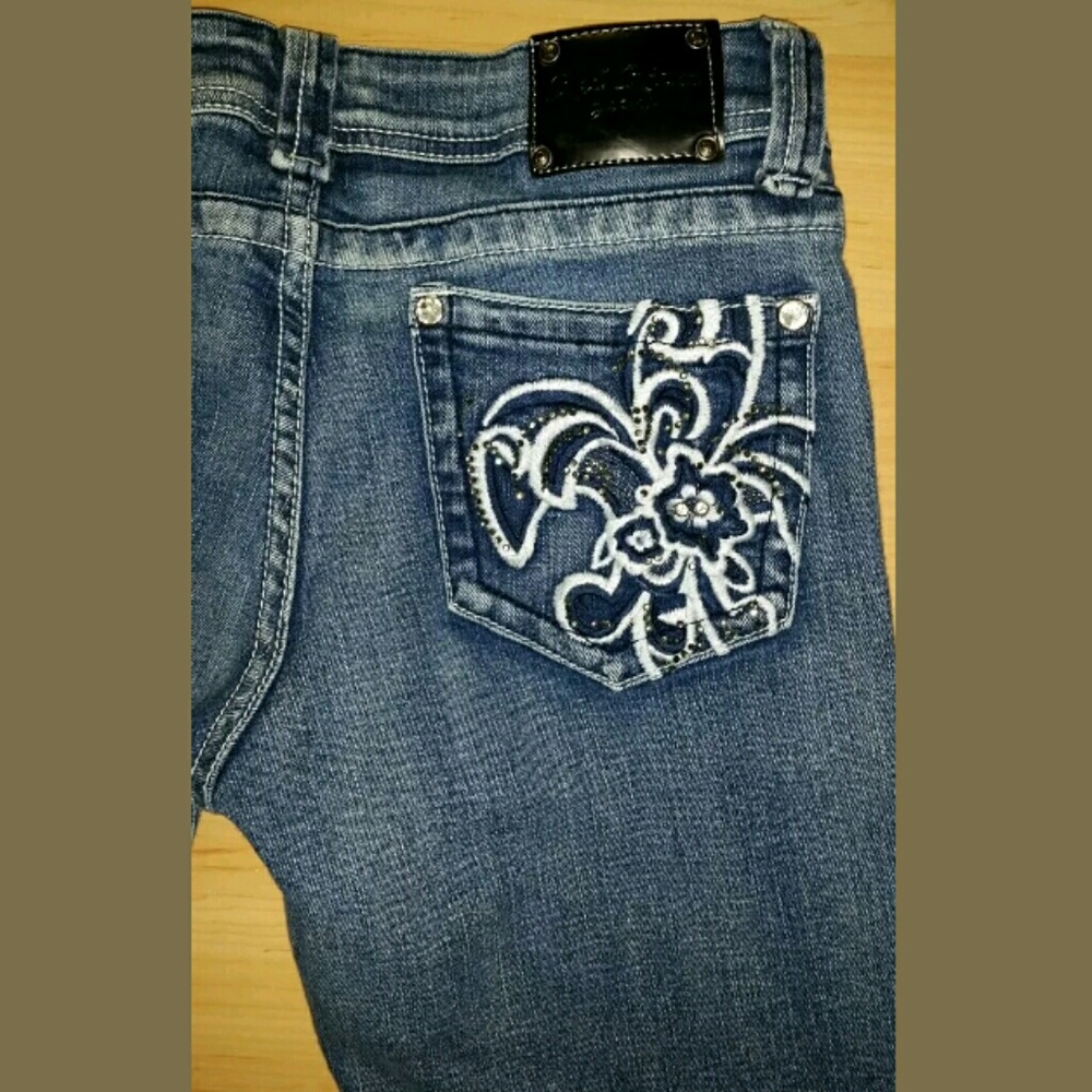 Red Rivet Capri Ankle Pants - Picture 7 of 8