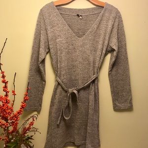 Grey scoopneck dress with tie