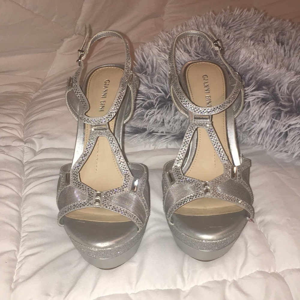 silver gianni bini open toe heel, size 8.5