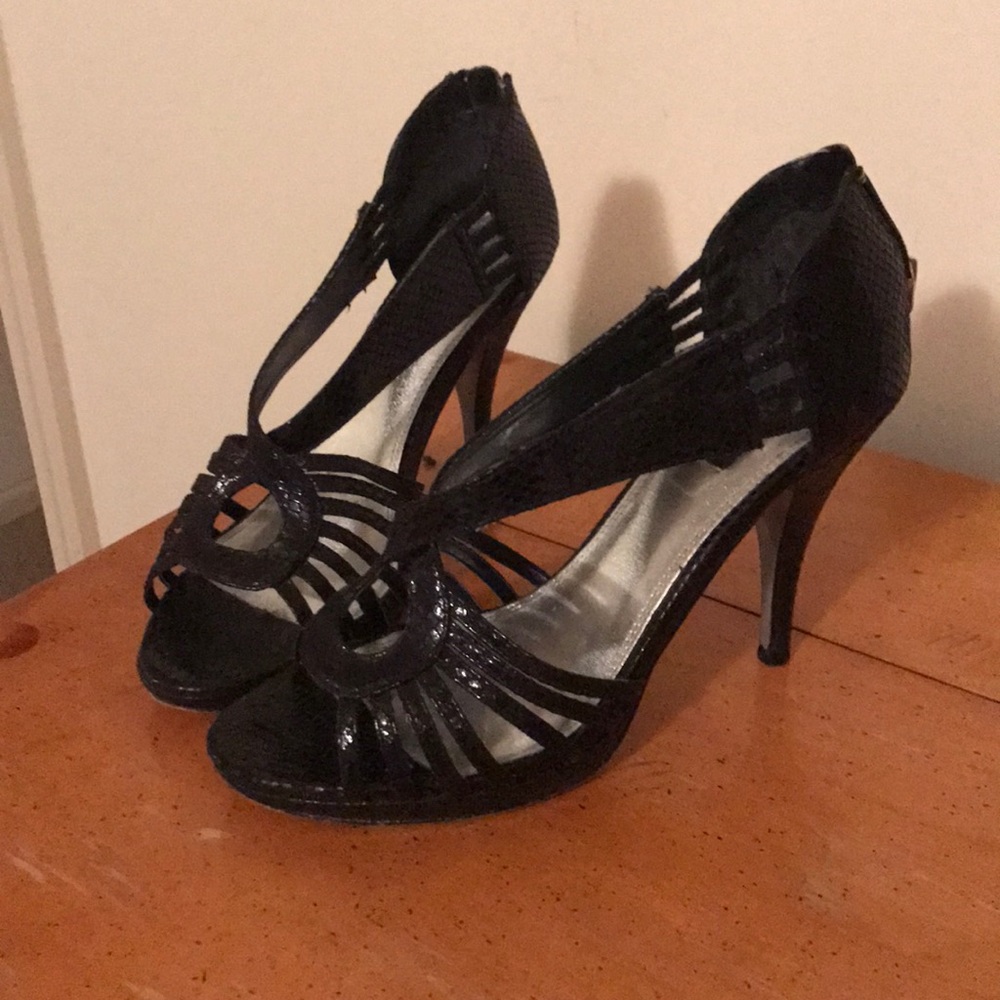 WHBL Black snake-skin pumps