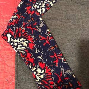 Lularoe ‘Randy’ Tee