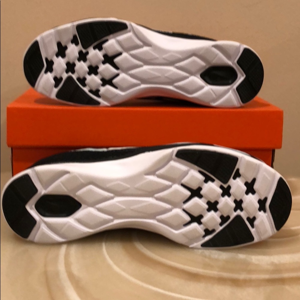NIB women’s NiKE shoes  - Picture 6 of 8