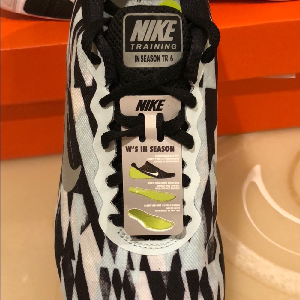 NIB women’s NiKE shoes  - Picture 8 of 8