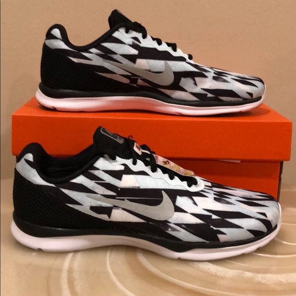 NIB women’s NiKE shoes  - Picture 2 of 8