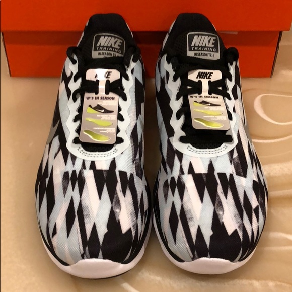 NIB women’s NiKE shoes  - Picture 3 of 8