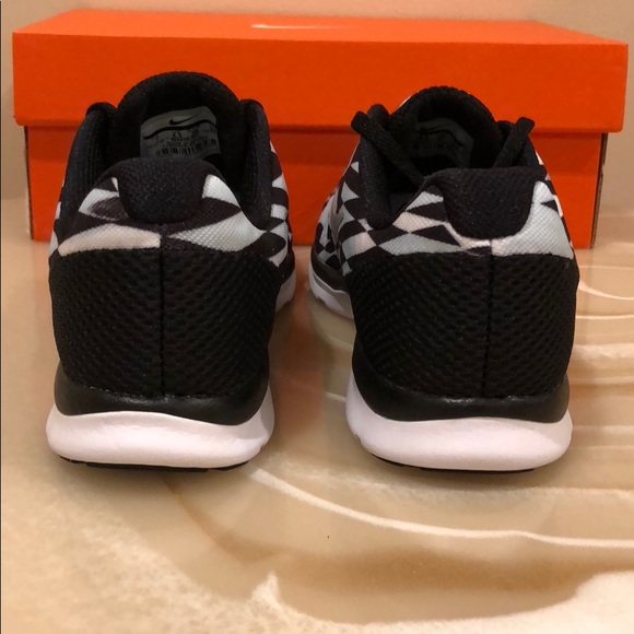 NIB women’s NiKE shoes  - Picture 5 of 8