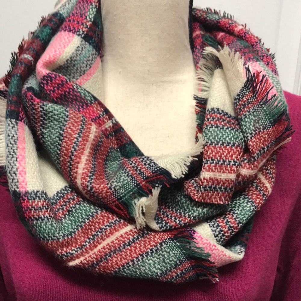 💕❤️BEAUTIFUL COLOR TAUPE PLAID FRINGE SCARF ❤️