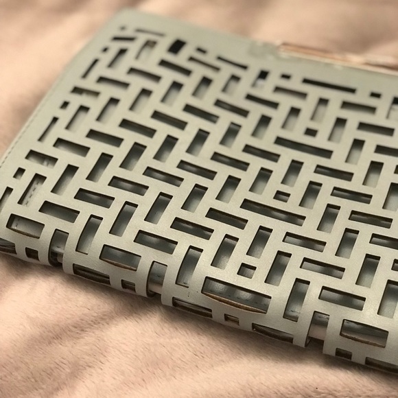 Maze See-Thru Clutches - Picture 2 of 6