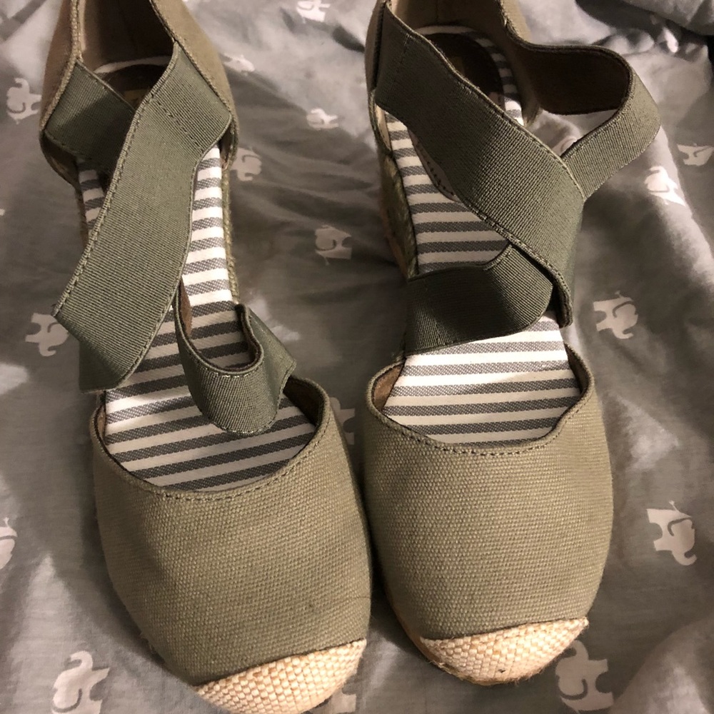 White mountain wedge heel khaki green women size 6