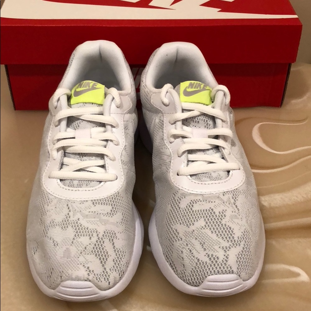NIB women’s Nike tanjun shoes  - Picture 3 of 7
