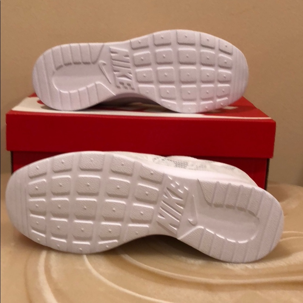 NIB women’s Nike tanjun shoes  - Picture 5 of 7