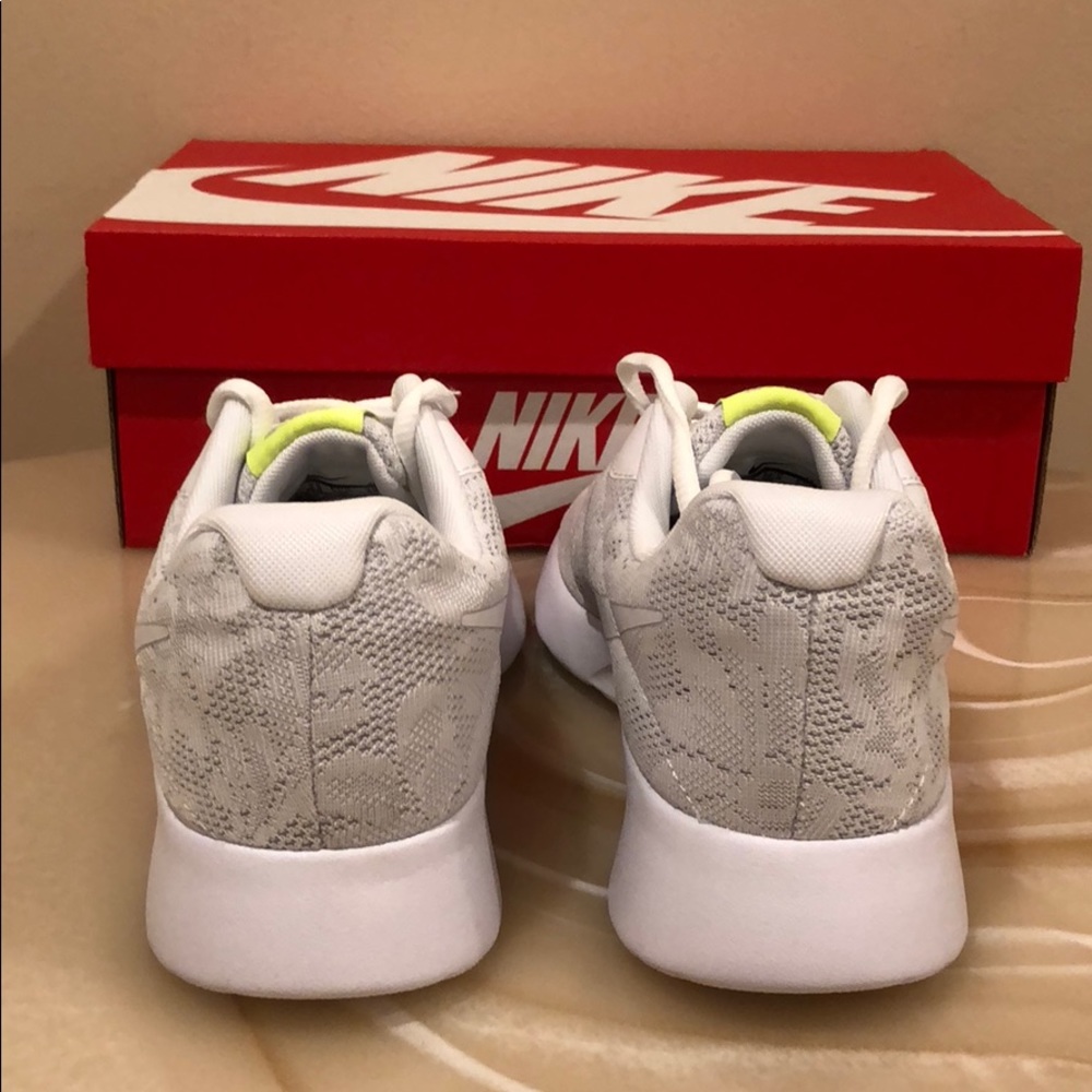 NIB women’s Nike tanjun shoes  - Picture 6 of 7