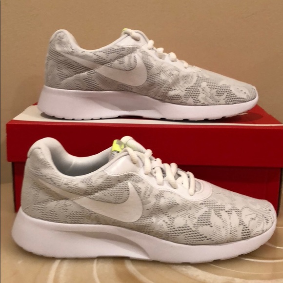 NIB women’s Nike tanjun shoes  - Picture 2 of 7