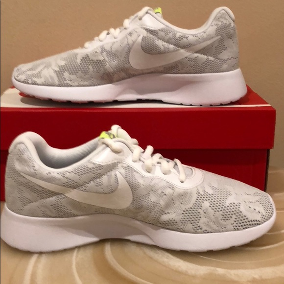 NIB women’s Nike tanjun shoes  - Picture 4 of 7