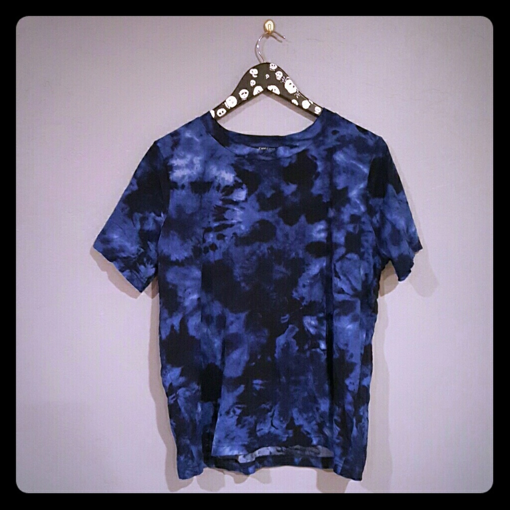 Dark blues tie dyed short-sleeved top
