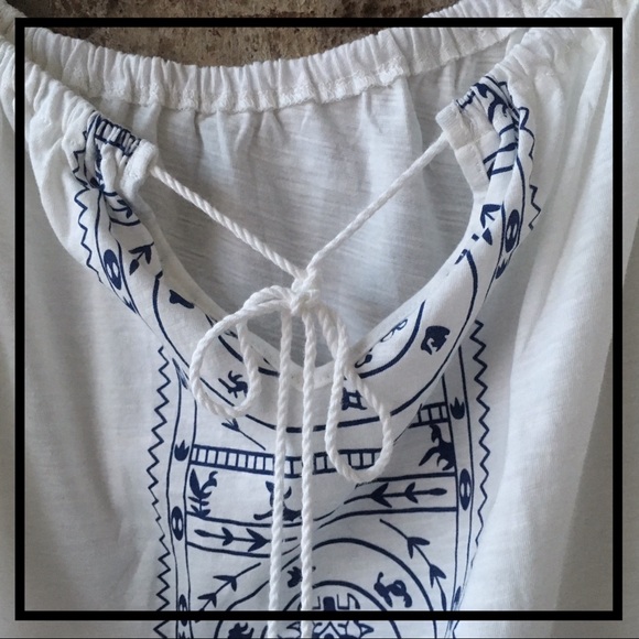 🆕 WHITE PEASANT CROP TOP WITH COLOR POM POM TRIM - Picture 3 of 8