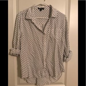 Women’s button up blouse with rollable sleeves
