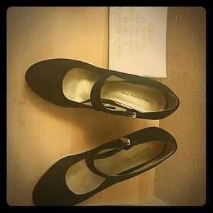 BANDOLINO BLACK FAUX SUEDE PUMPS